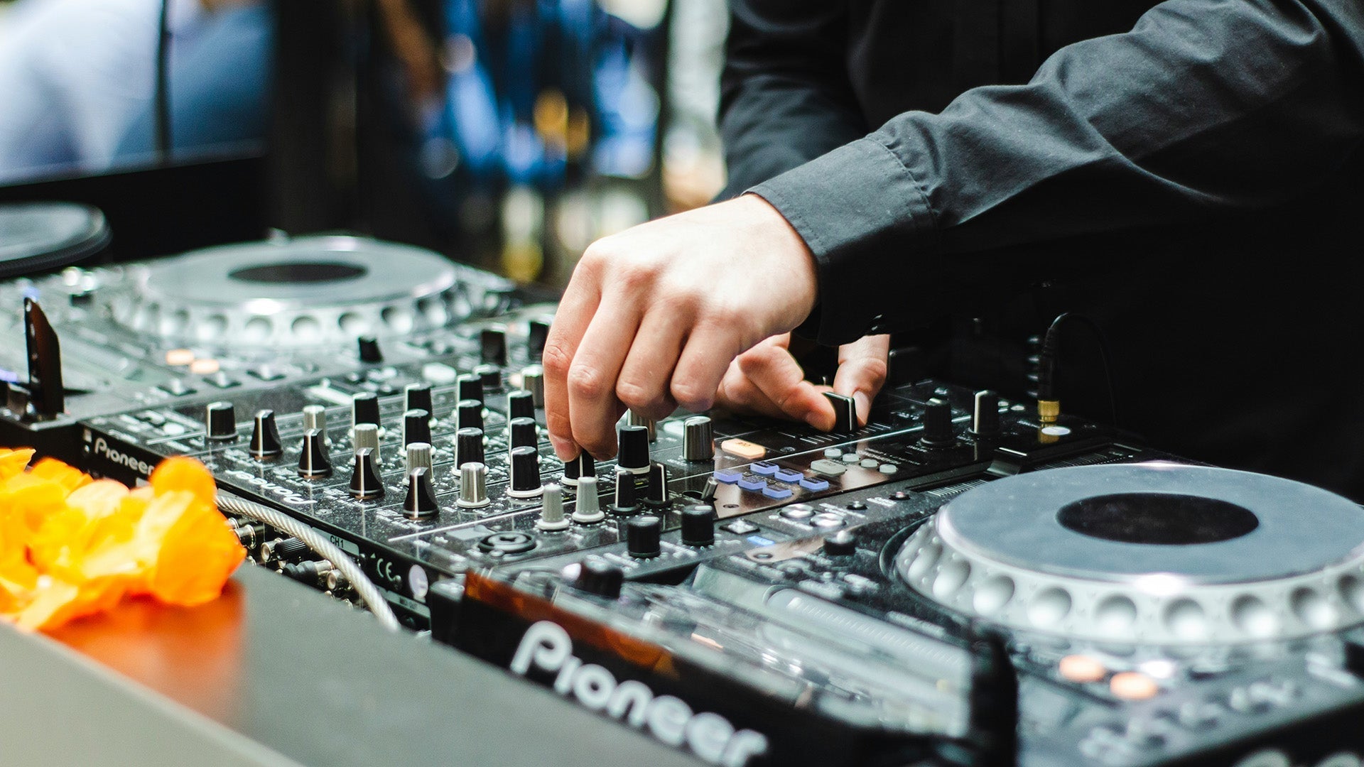 Kaip išsirinkti pirmą DJ pultą