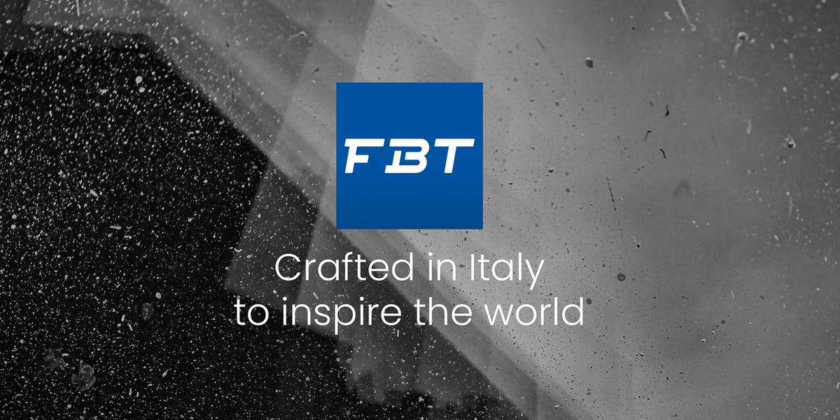 FBT logotipas ir užrašas „Crafted in Italy to inspire the world“ nespalvotame fone