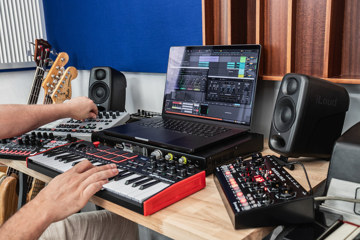 Studijos darbo vieta su iLoud Micro Monitor Pro monitoriais, kompiuteriu ir MIDI valdikliais