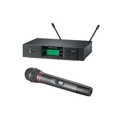 Su mikrofonais laikomais rankoje