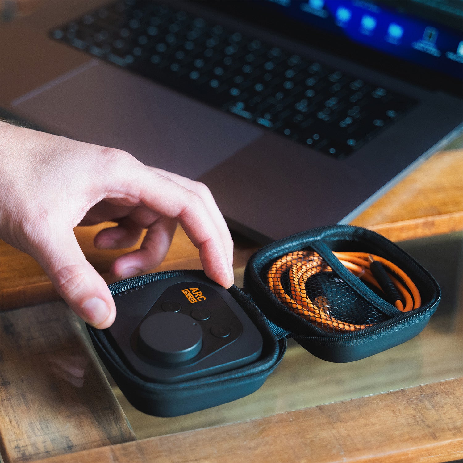 IK Multimedia ARC ON•EAR – nešiojamas ausinių DAC, stiprintuvas ir korekcijos sistema