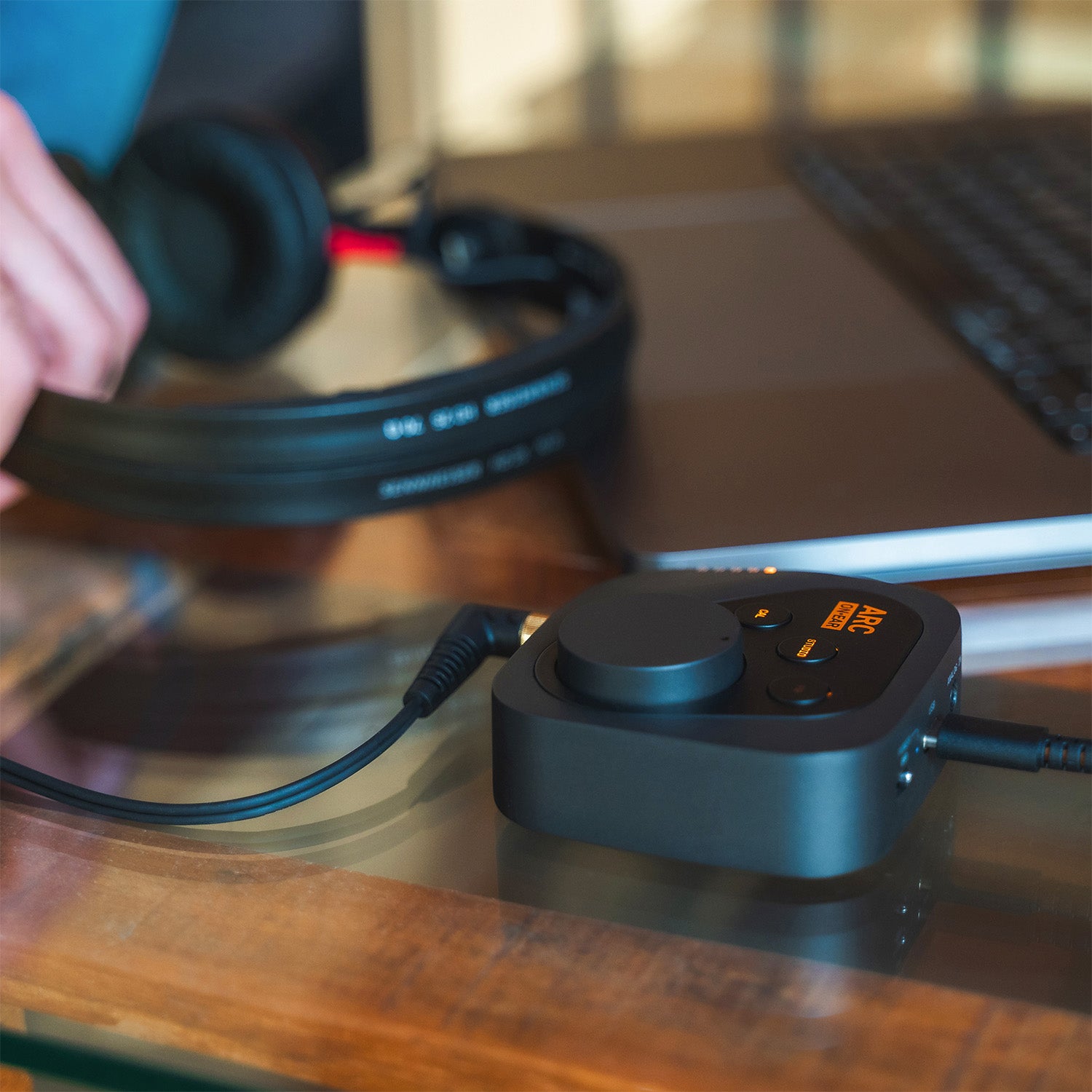 IK Multimedia ARC ON•EAR – nešiojamas ausinių DAC, stiprintuvas ir korekcijos sistema