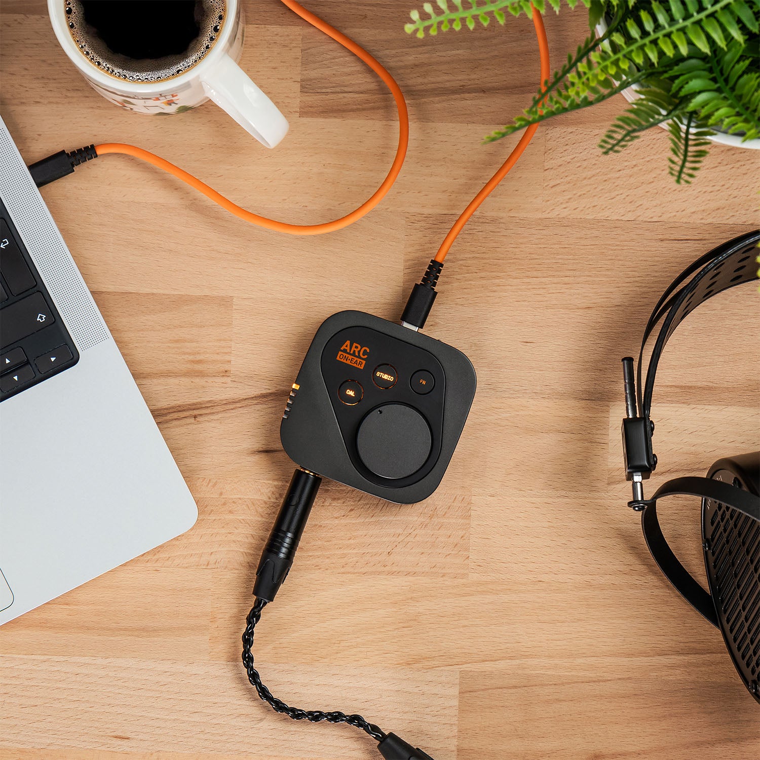 IK Multimedia ARC ON•EAR – nešiojamas ausinių DAC, stiprintuvas ir korekcijos sistema