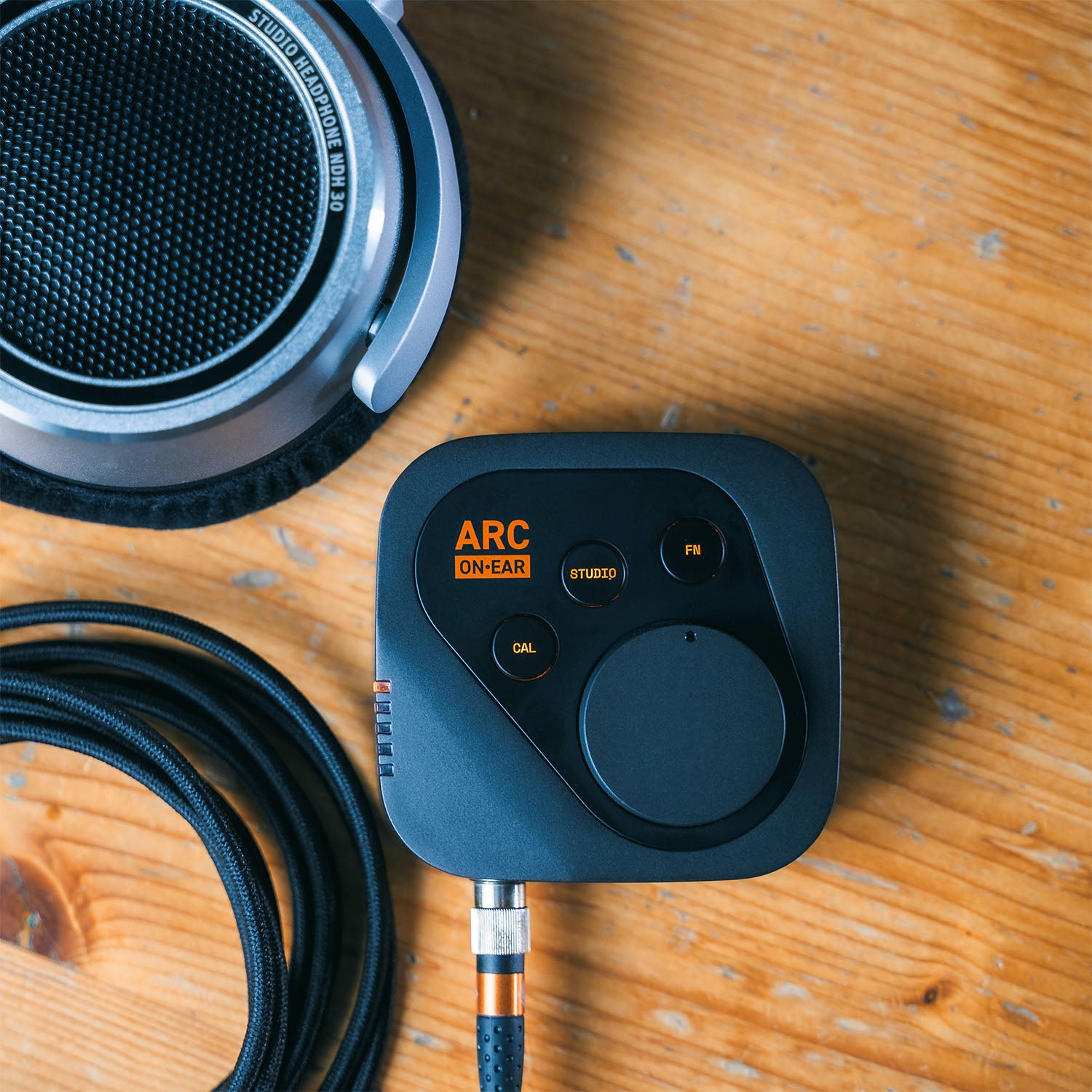 IK Multimedia ARC ON•EAR – nešiojamas ausinių DAC, stiprintuvas ir korekcijos sistema