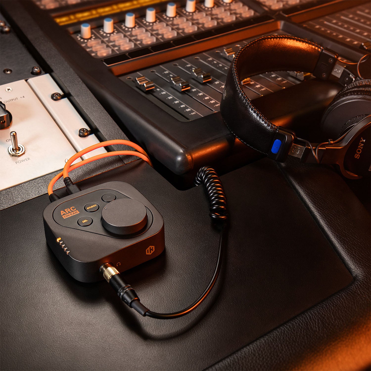 IK Multimedia ARC ON•EAR – nešiojamas ausinių DAC, stiprintuvas ir korekcijos sistema