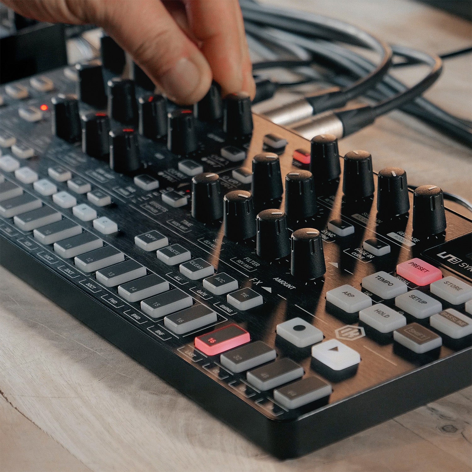 IK MULTIMEDIA UNO Synth PRO X