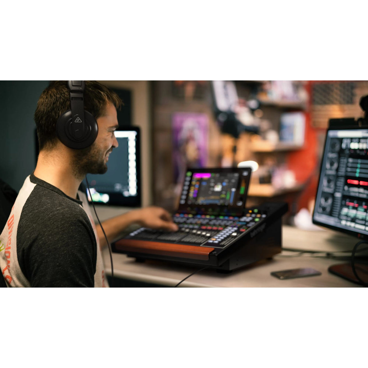 Behringer WING COMPACT skaitmeninis mikšerinis pultas, naudojamas garso valdymo darbo vietoje