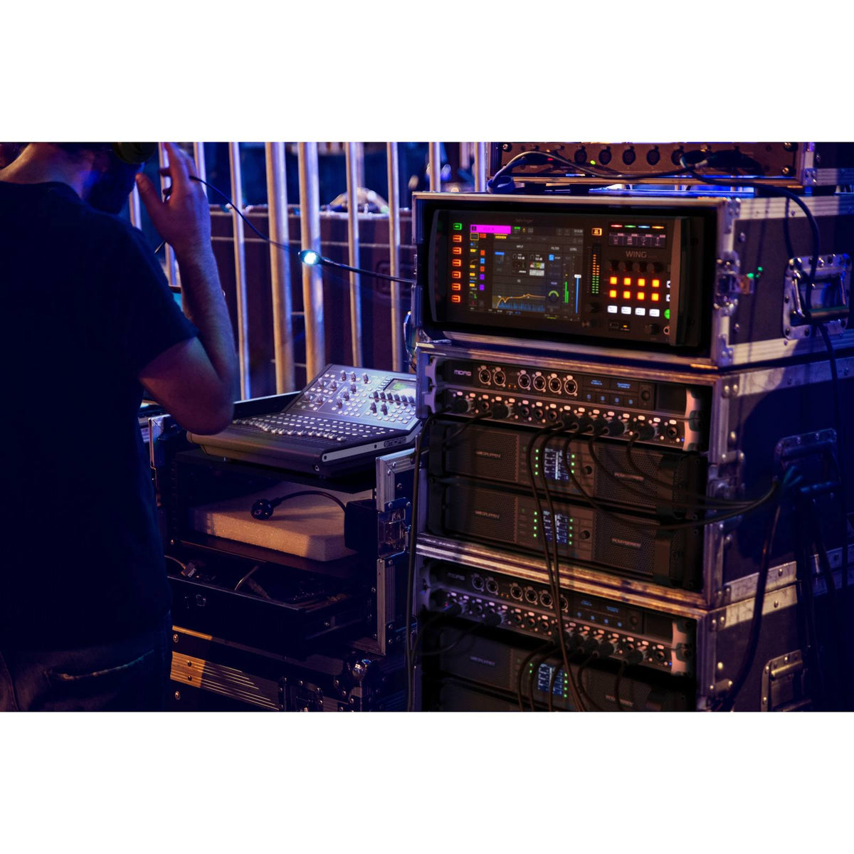 Behringer WING RACK skaitmeninis mikšeris, sumontuotas garso įrangos spintoje