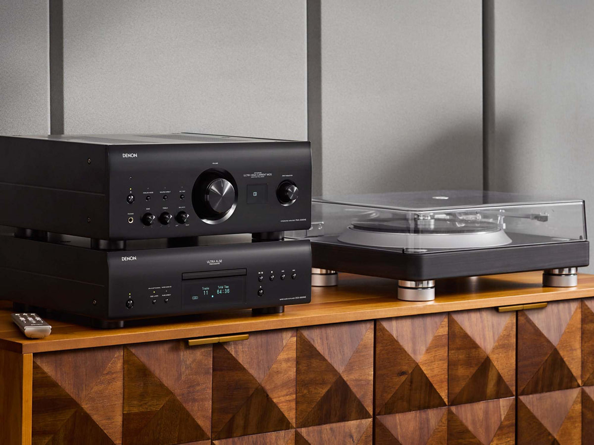 Denon DCD-3000NE CD/SACD player: black player in a Hi-Fi system with an amplifier and turntable