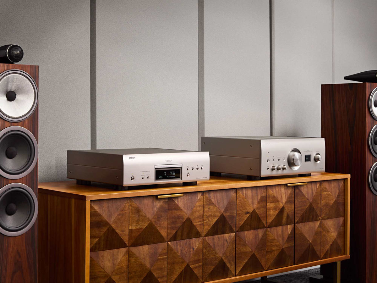 Denon DCD-3000NE CD/SACD player: silver player in a Hi-Fi system with speakers and an amplifier
