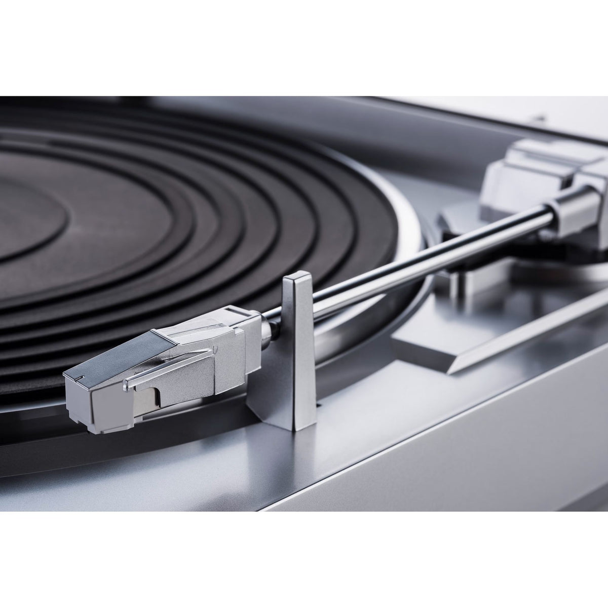 Denon DP-29F sidabrinis patefonas, tonarmas ir galvutė iš arti