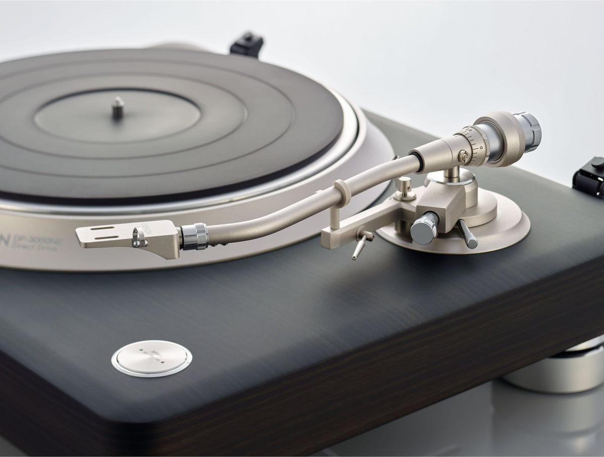 Denon DP-3000NE tamsaus medžio apdailos patefonas, tonarmo ir disko detalė