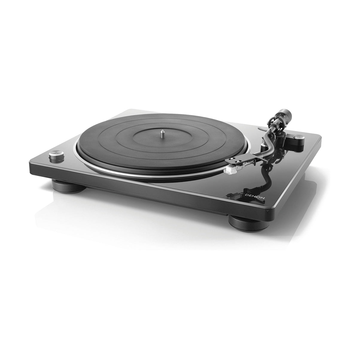 Denon DP-400 juodas patefonas, kampu iš priekio