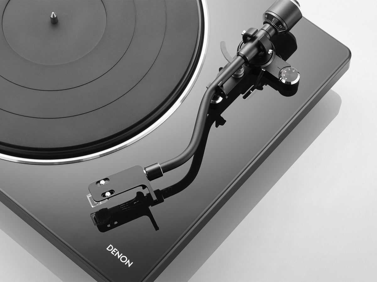 Denon DP-400 juodas patefonas, tonarmo ir galvutės detalė