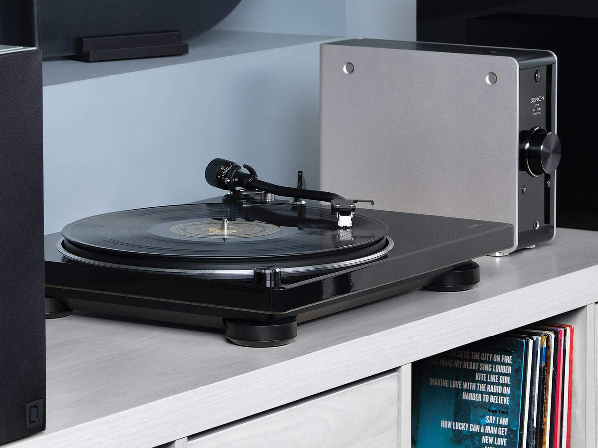 Denon DP-400 juodas patefonas, namų stereo sistemoje