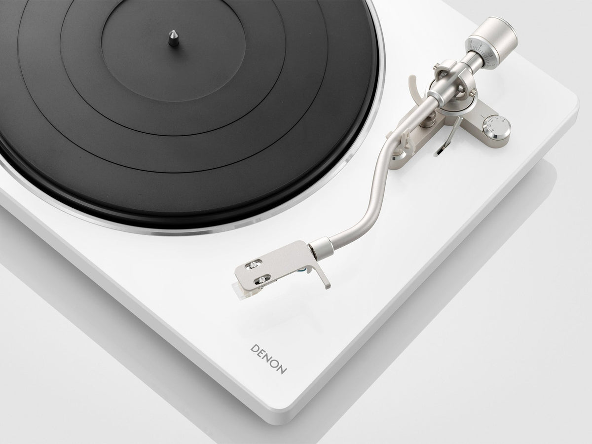 Denon DP-400 baltas patefonas, tonarmo ir galvutės detalė