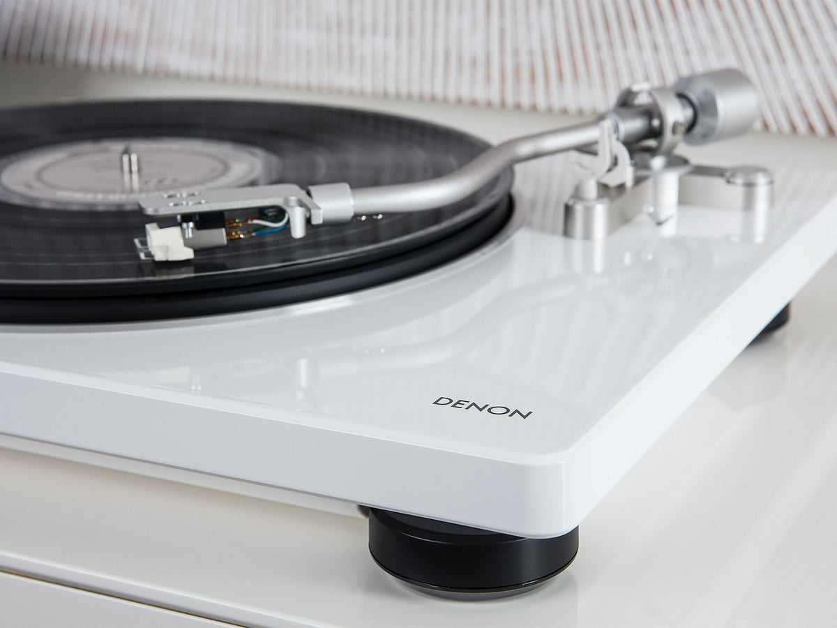 Denon DP-400 baltas patefonas, namų stereo sistemoje