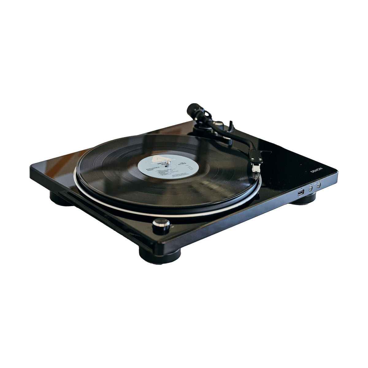 Denon DP-450USB juodas patefonas, kampu iš priekio