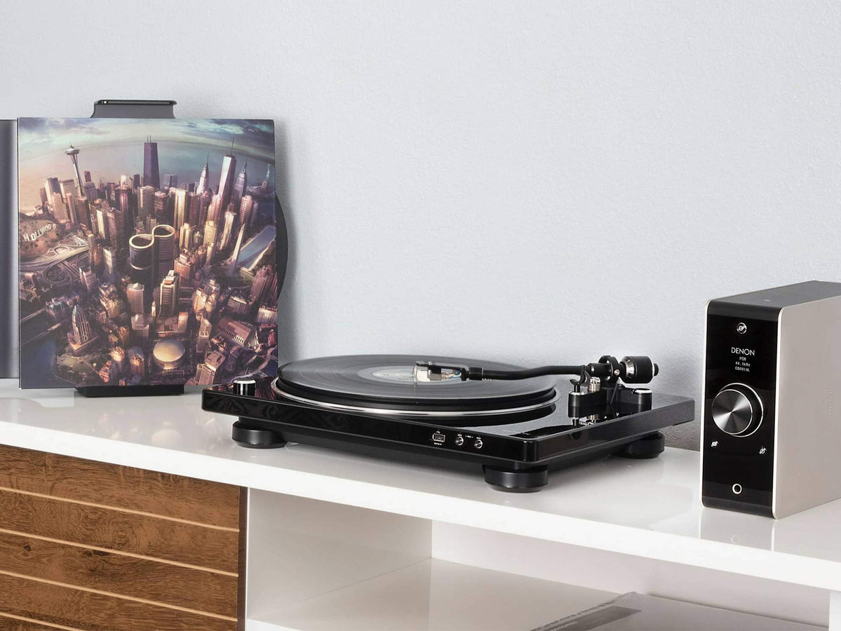 Denon DP-450USB juodas patefonas, namų stereo sistemoje