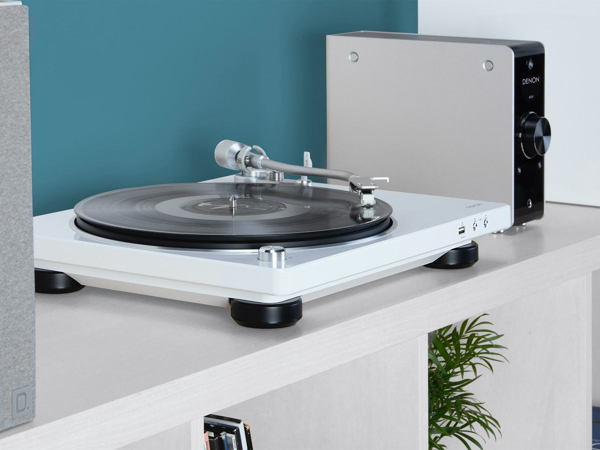 Denon DP-450USB baltas patefonas, namų stereo sistemoje