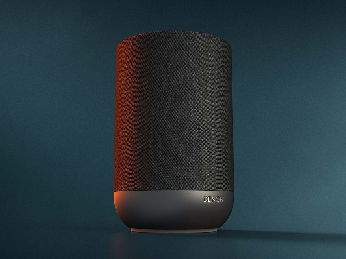 Denon Home 200 belaidė garso kolonėlė, antracito pilka, priekinės dalies vaizdas spalvotame fone