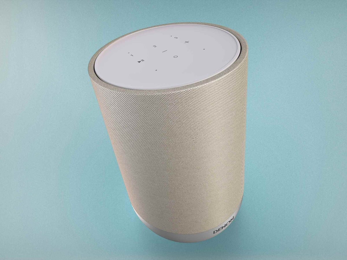 Denon Home 200 belaidė garso kolonėlė, šviesiai pilka, valdymo pusės vaizdas spalvotame fone