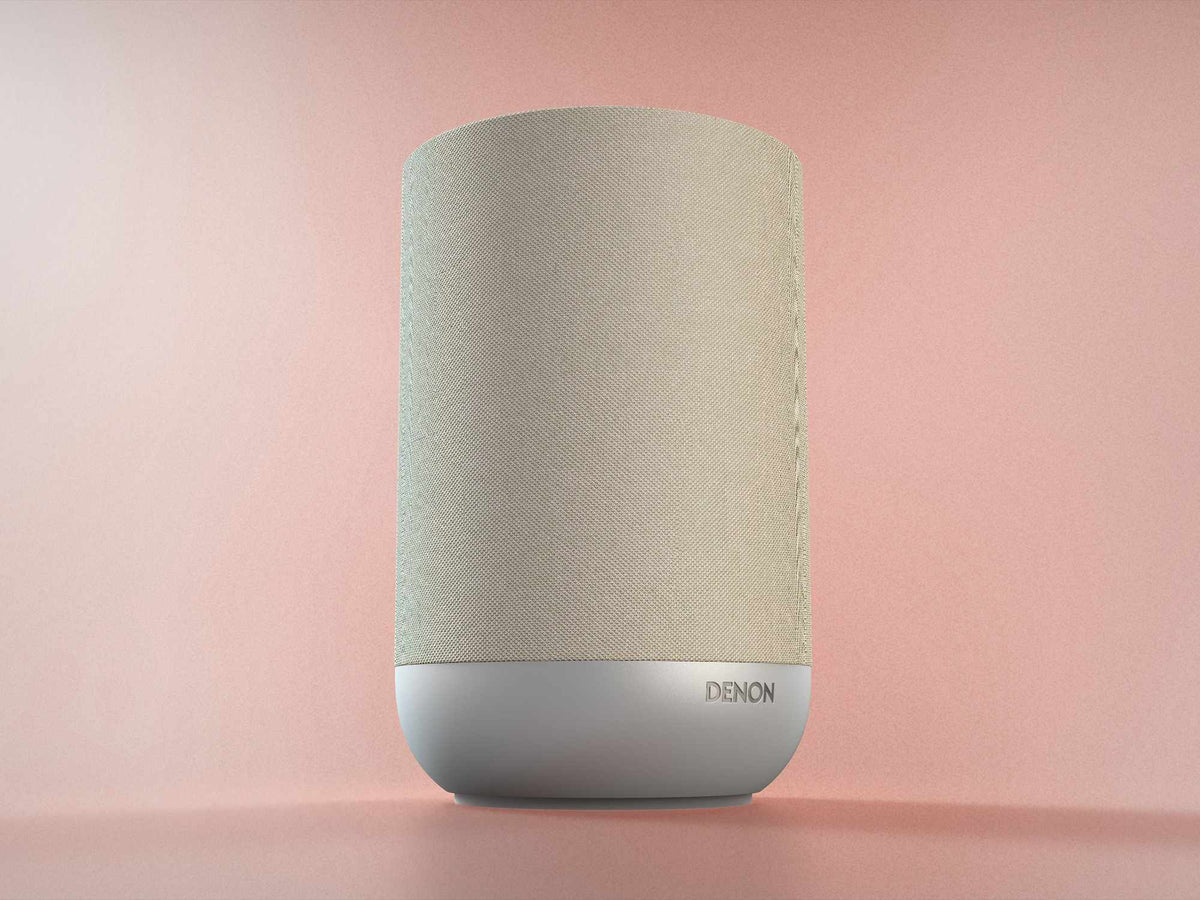 Denon Home 200 belaidė garso kolonėlė, šviesiai pilka, priekinės dalies vaizdas spalvotame fone