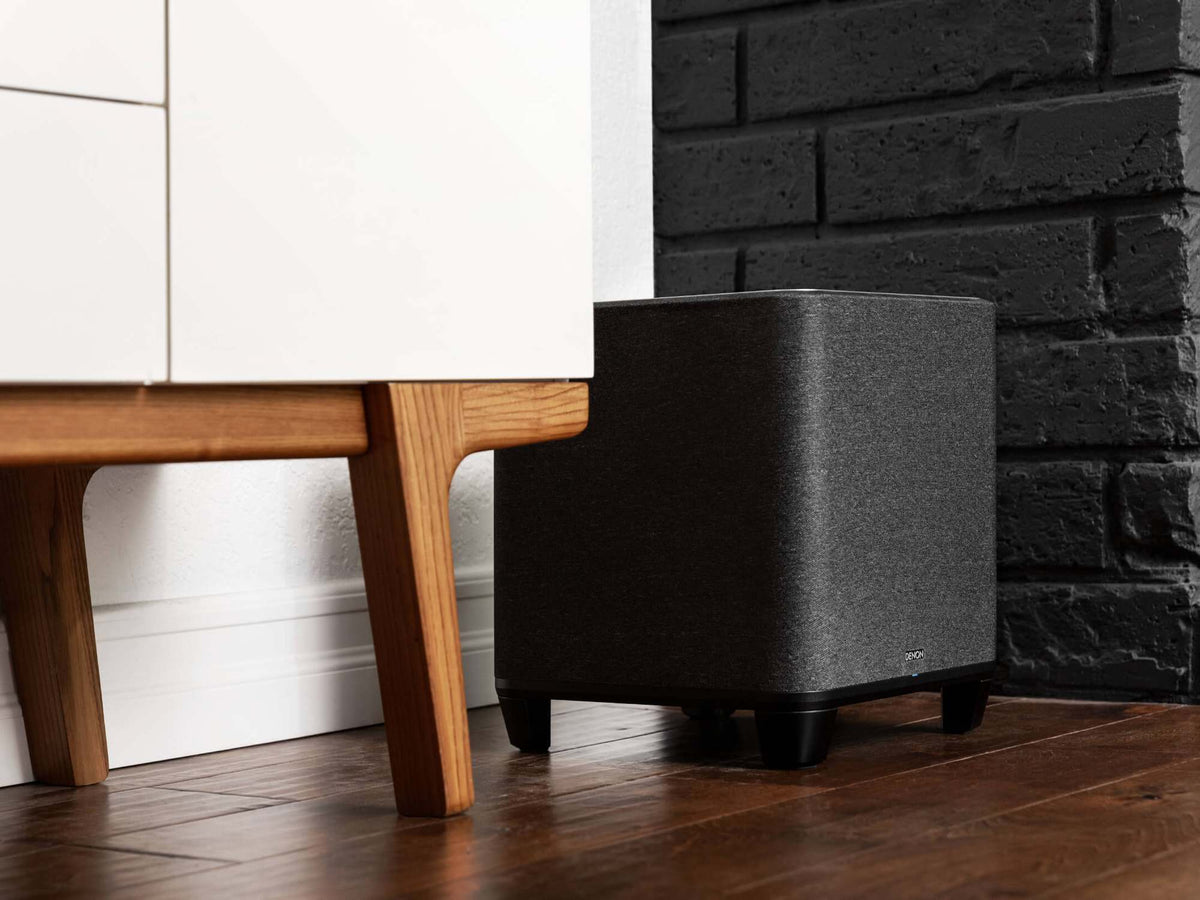 Denon Home Subwoofer aktyvi žemų dažnių kolonėlė, juoda, kolonėlė kambario aplinkoje