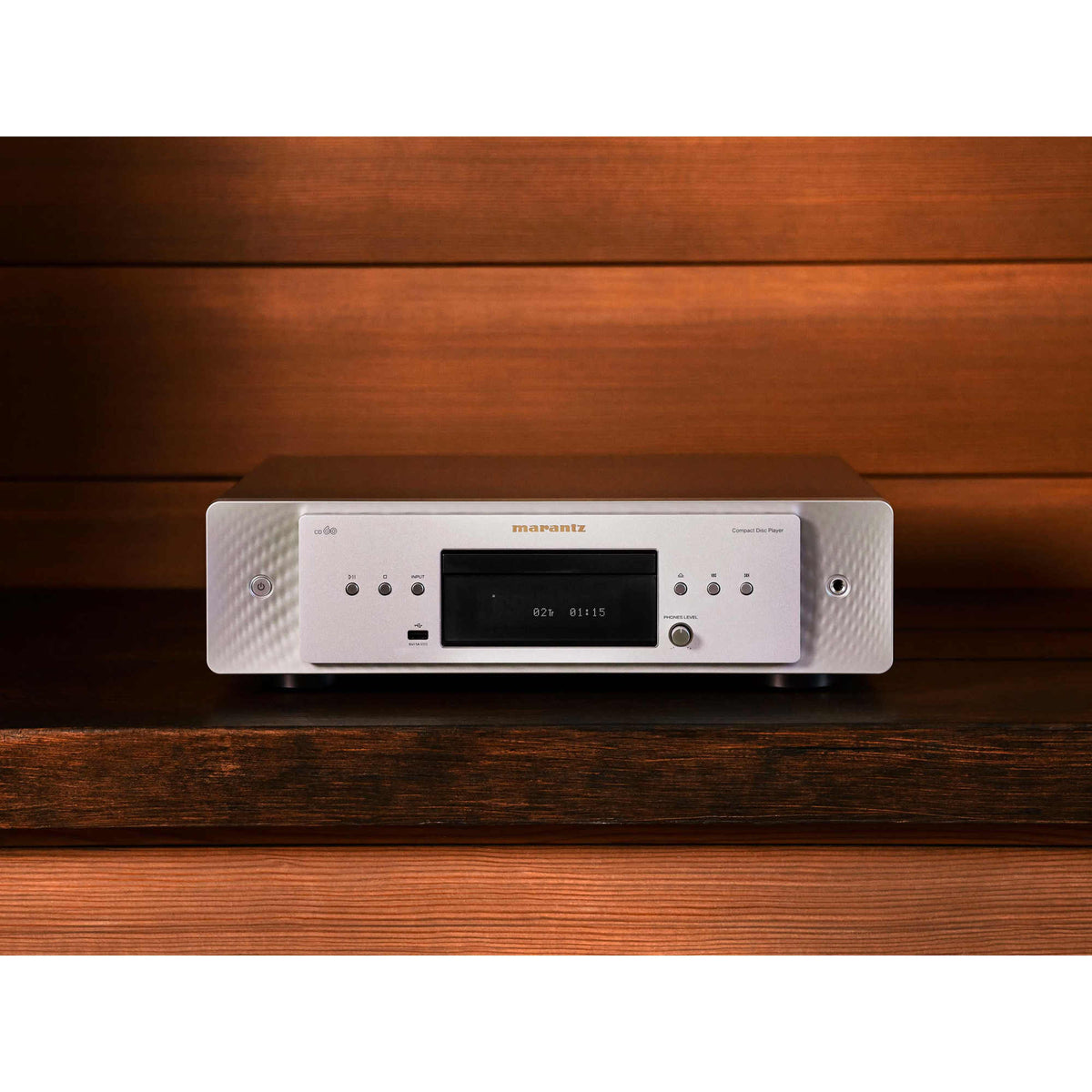 Marantz CD 60 sidabrinės ir auksinės spalvos CD grotuvas ant medinės lentynos