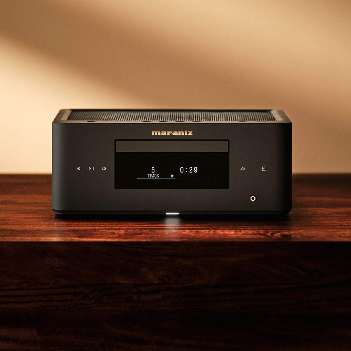 Marantz MCR 60n DAB juodos spalvos Hi-Fi sistema ant medinės spintelės