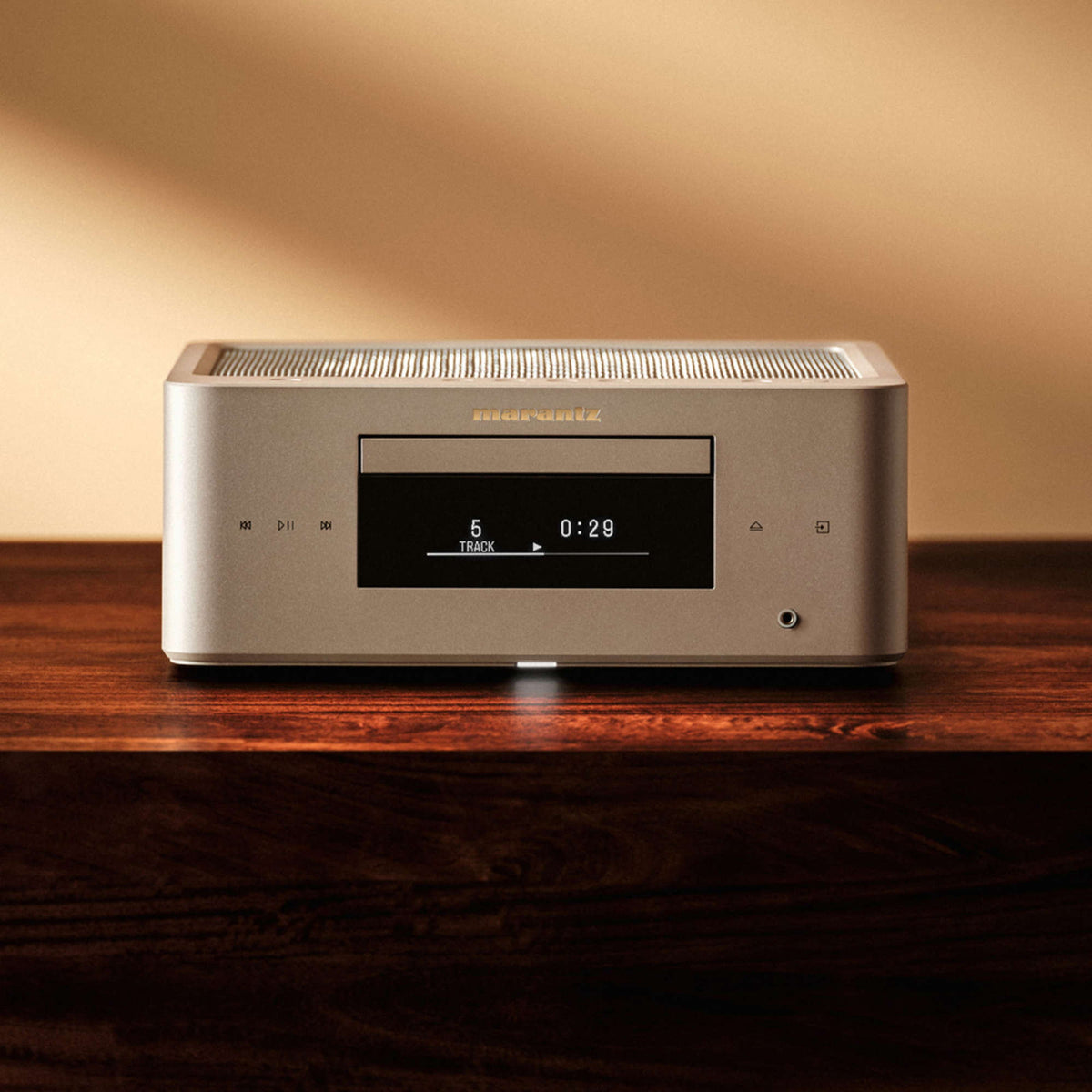 Marantz MCR 60n DAB Champagne Gold spalvos Hi-Fi sistema ant medinės spintelės