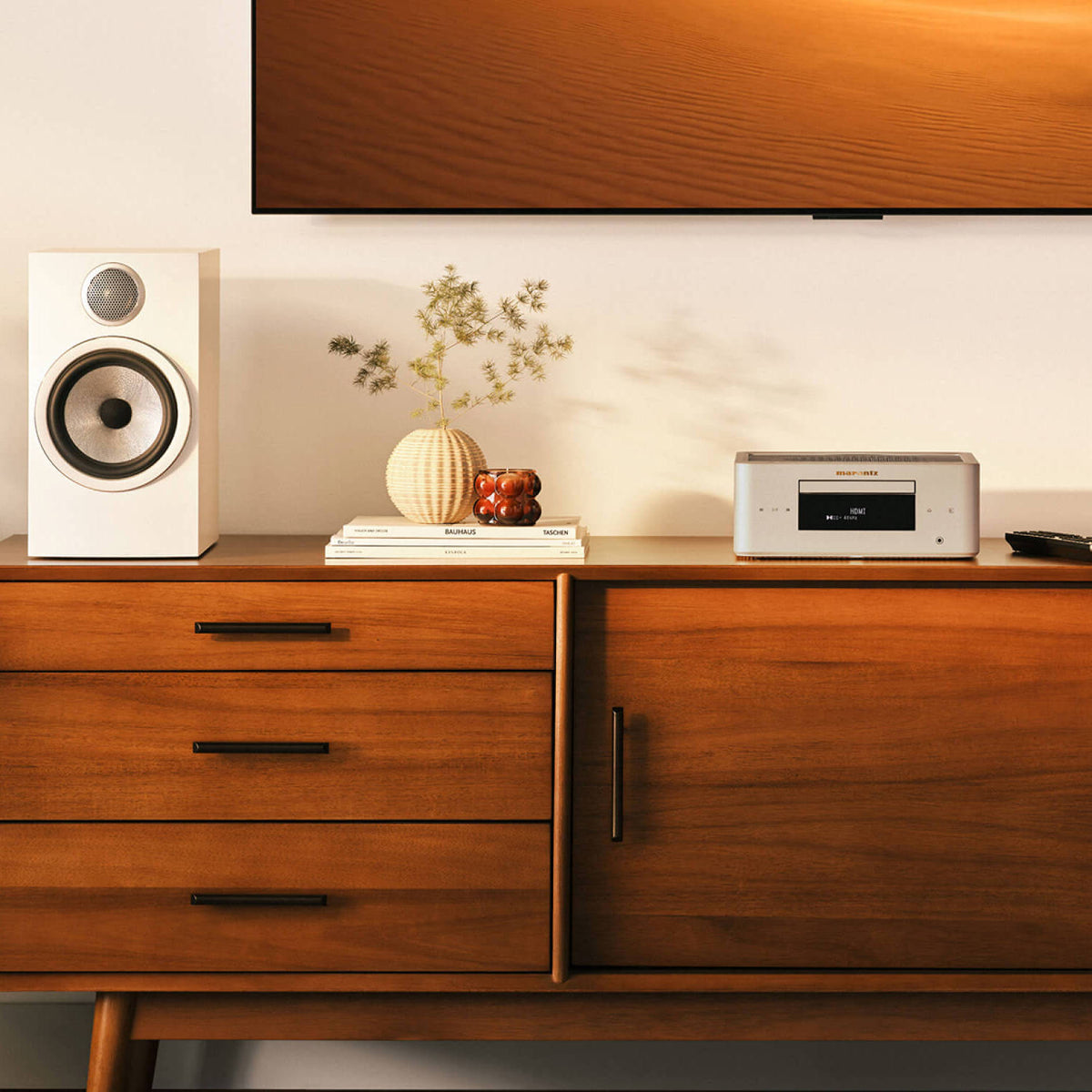 Marantz MCR 60n DAB Champagne Gold spalvos Hi-Fi sistema kambaryje, šalia kolonėlės ir televizoriaus