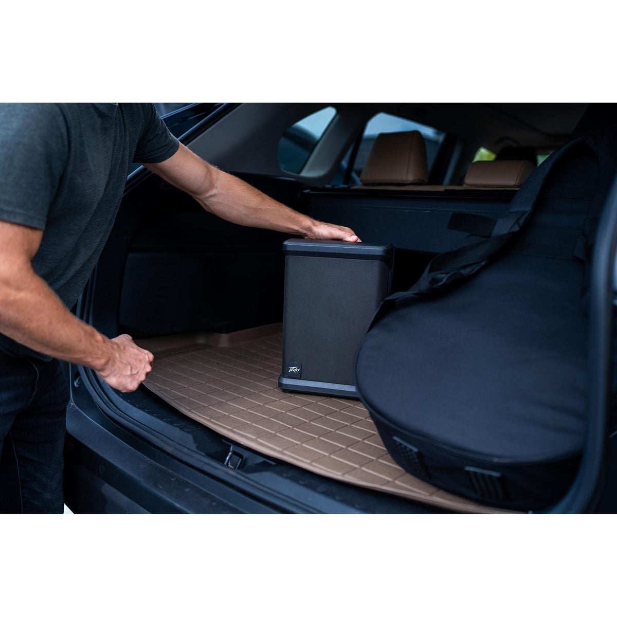 Peavey Solo aktyvi garso kolonėlė, kolonėlė dedama į automobilį