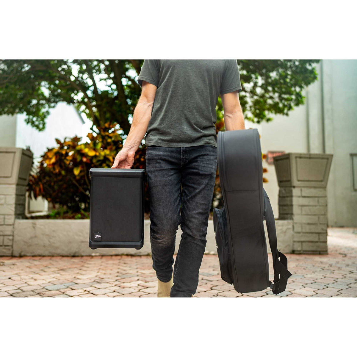 Peavey Solo aktyvi garso kolonėlė, kolonėlė nešama greta gitaros dėklo