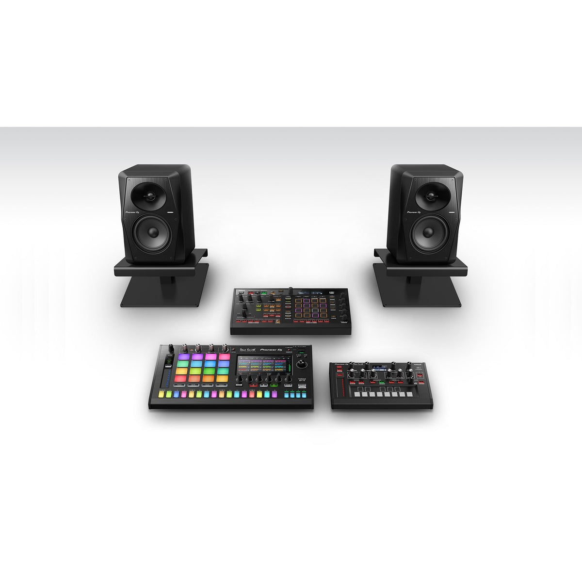 Pioneer DJ VM-50 studijinis monitorius, juoda spalva, dviejų monitorių išdėstymo su garso įranga pavyzdys
