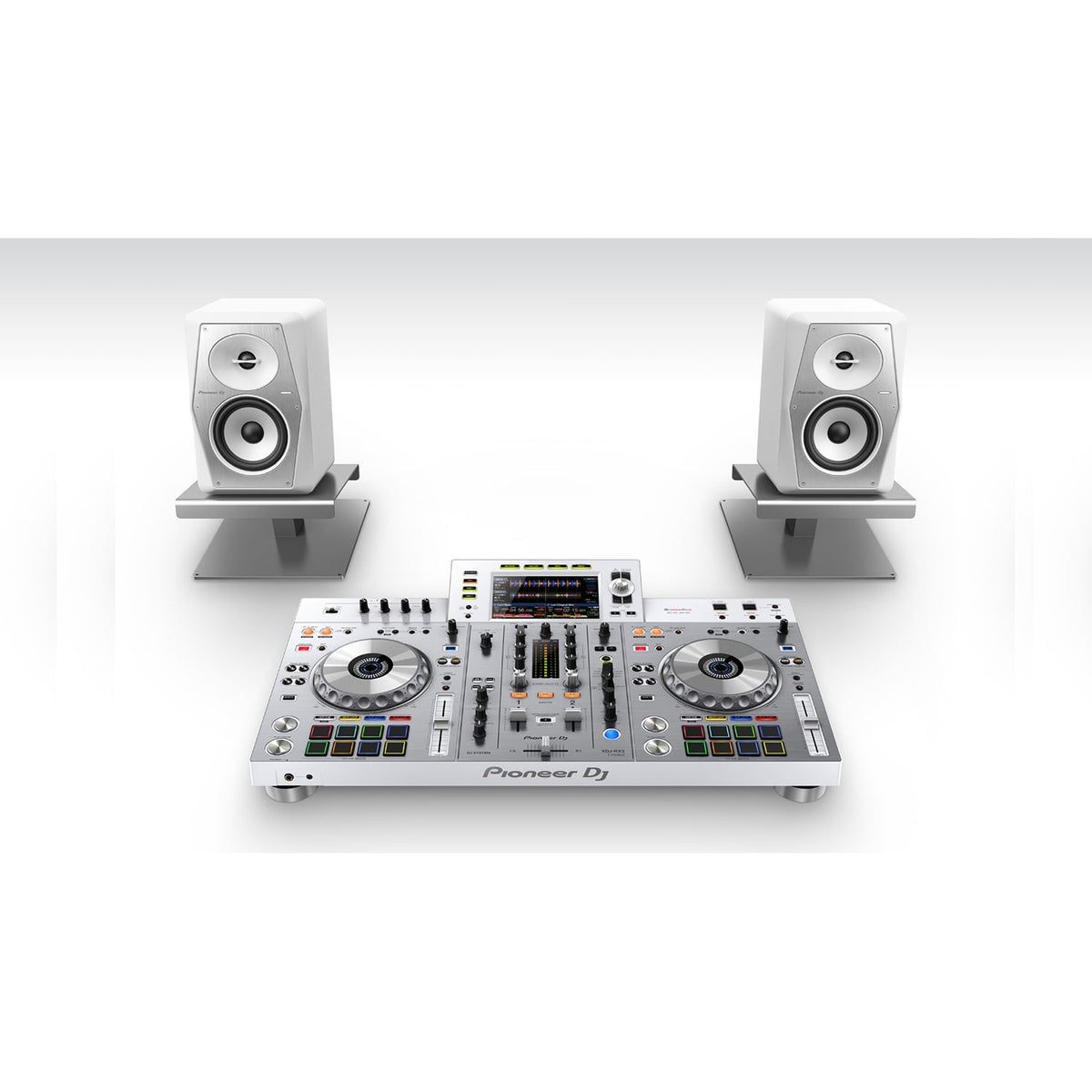 Pioneer DJ VM-50-W studijinis monitorius, balta spalva, dviejų monitorių išdėstymo su garso įranga pavyzdys