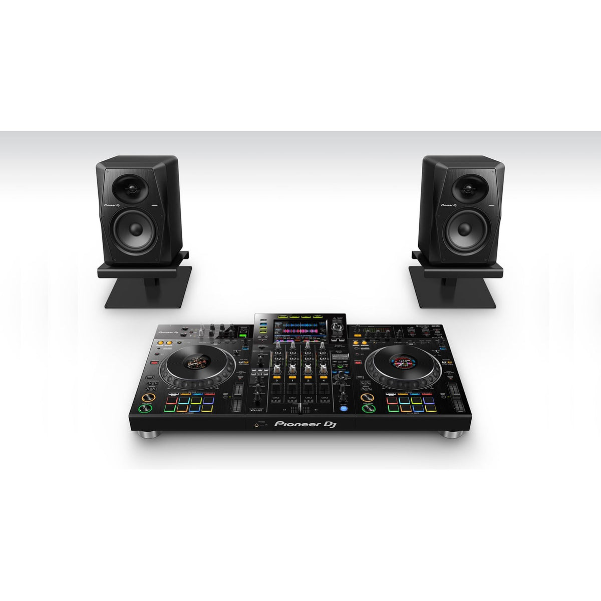 Pioneer DJ VM-70 studijinis monitorius, juoda spalva, dviejų monitorių išdėstymo su garso įranga pavyzdys