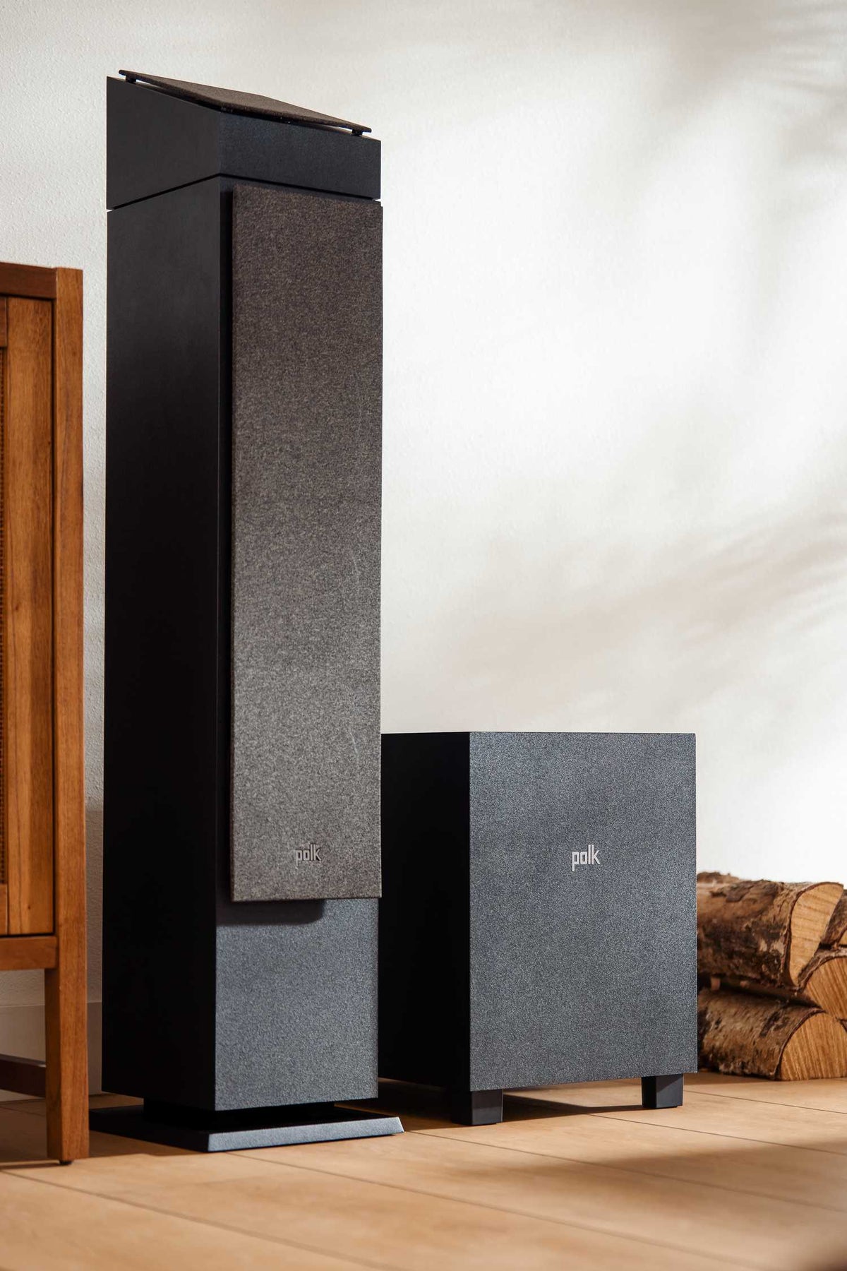Polk Audio Monitor XT10 aktyvi žemų dažnių kolonėlė šalia grindinės kolonėlės