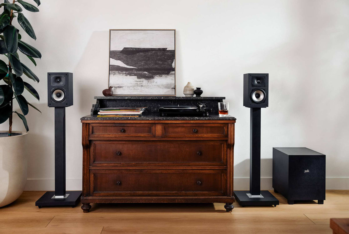 Polk Audio Monitor XT10 aktyvi žemų dažnių kolonėlė stereo klausymosi aplinkoje