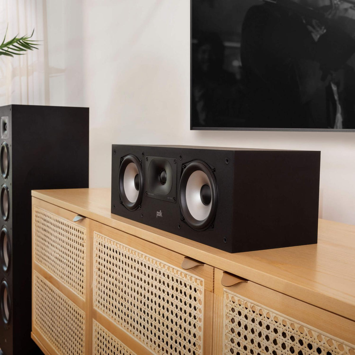 Polk Audio Monitor XT30 centrinė kolonėlė ant baldo, vaizdas iš arti