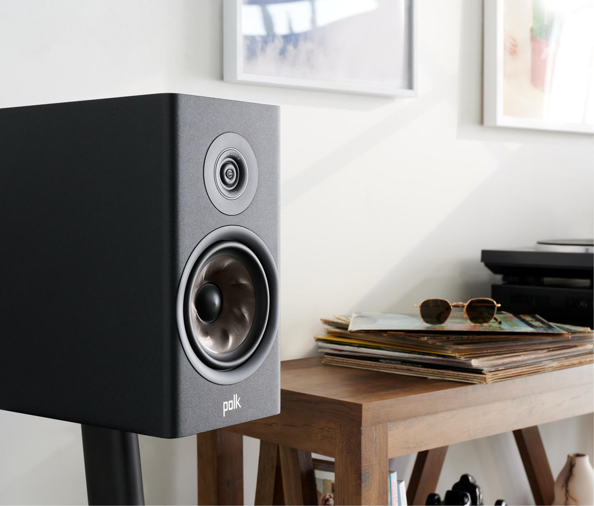 Polk Audio Reserve R100 juodos spalvos lentyninė kolonėlė, vaizdas interjere