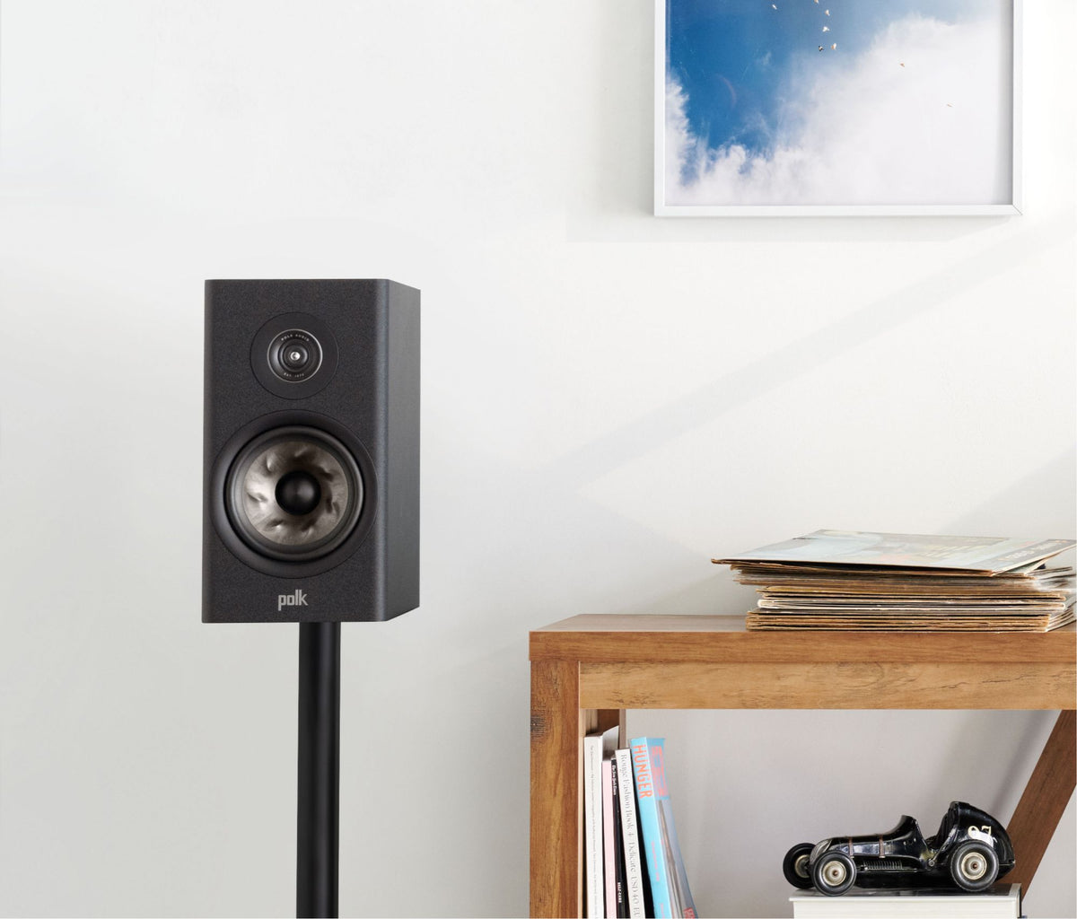 Polk Audio Reserve R100 juodos spalvos lentyninė kolonėlė, vaizdas interjere iš kitos pusės