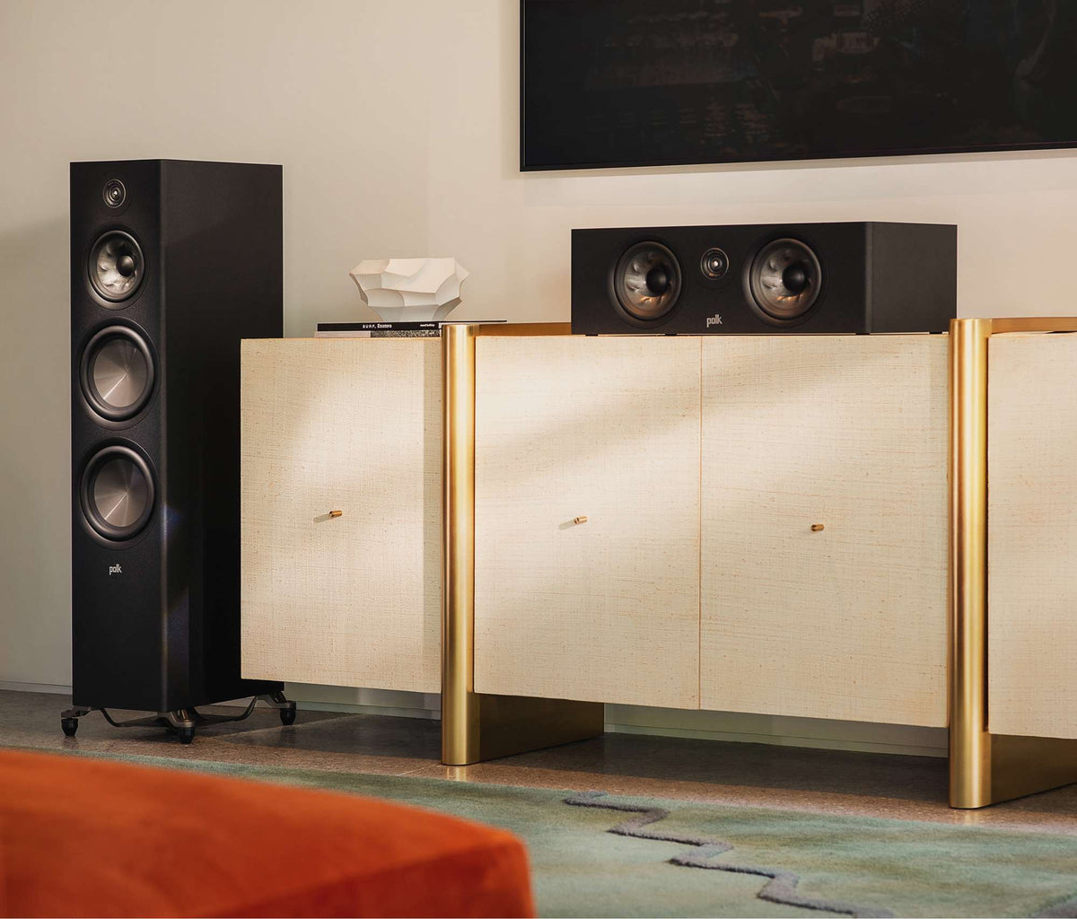 Polk Audio Reserve R400 juodos spalvos centrinė kolonėlė, vaizdas interjere