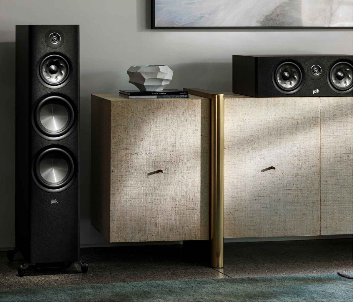 Polk Audio Reserve R400 juodos spalvos centrinė kolonėlė, vaizdas interjere iš kitos pusės