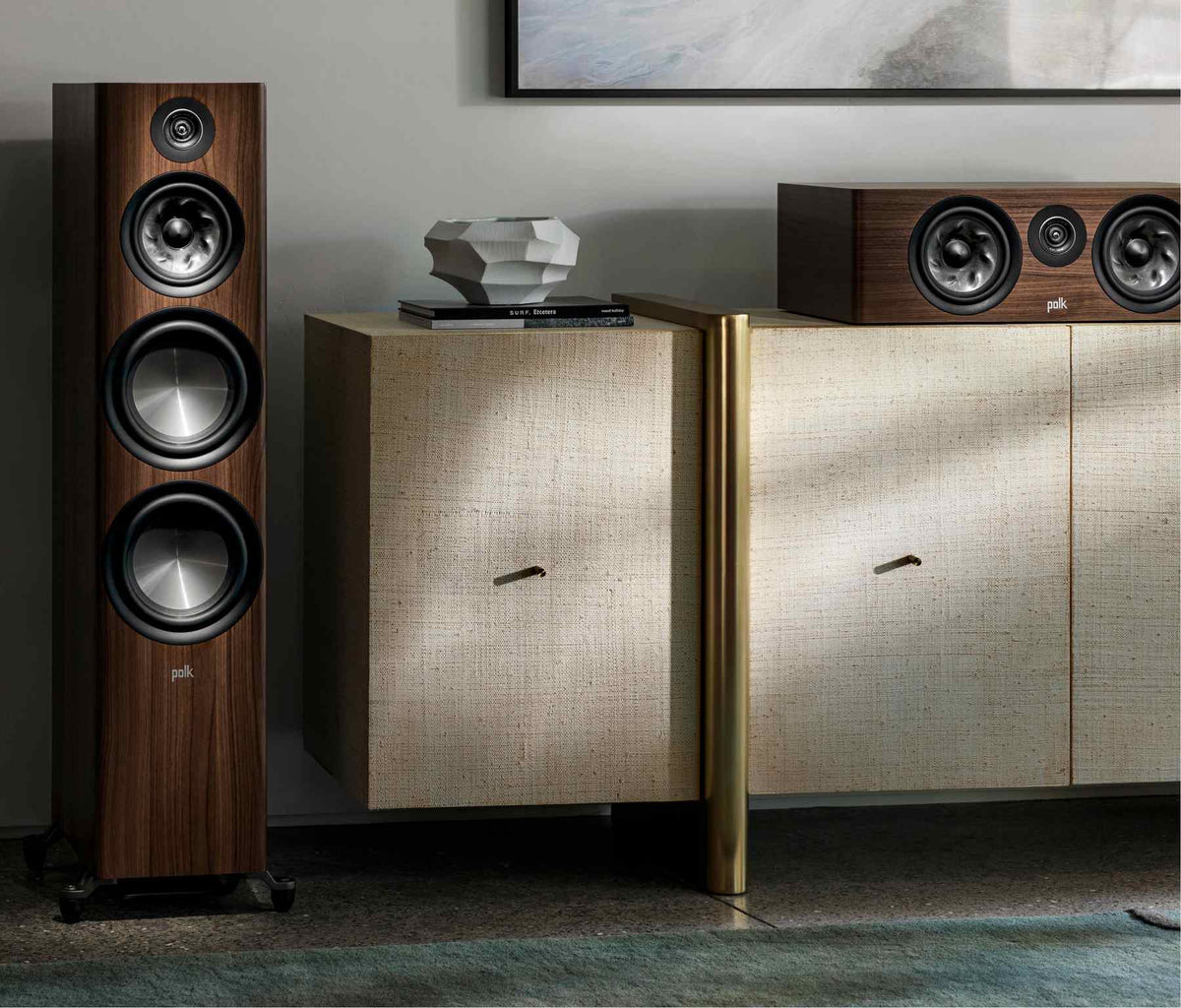 Polk Audio Reserve R400 riešutmedžio apdailos centrinė kolonėlė, vaizdas interjere