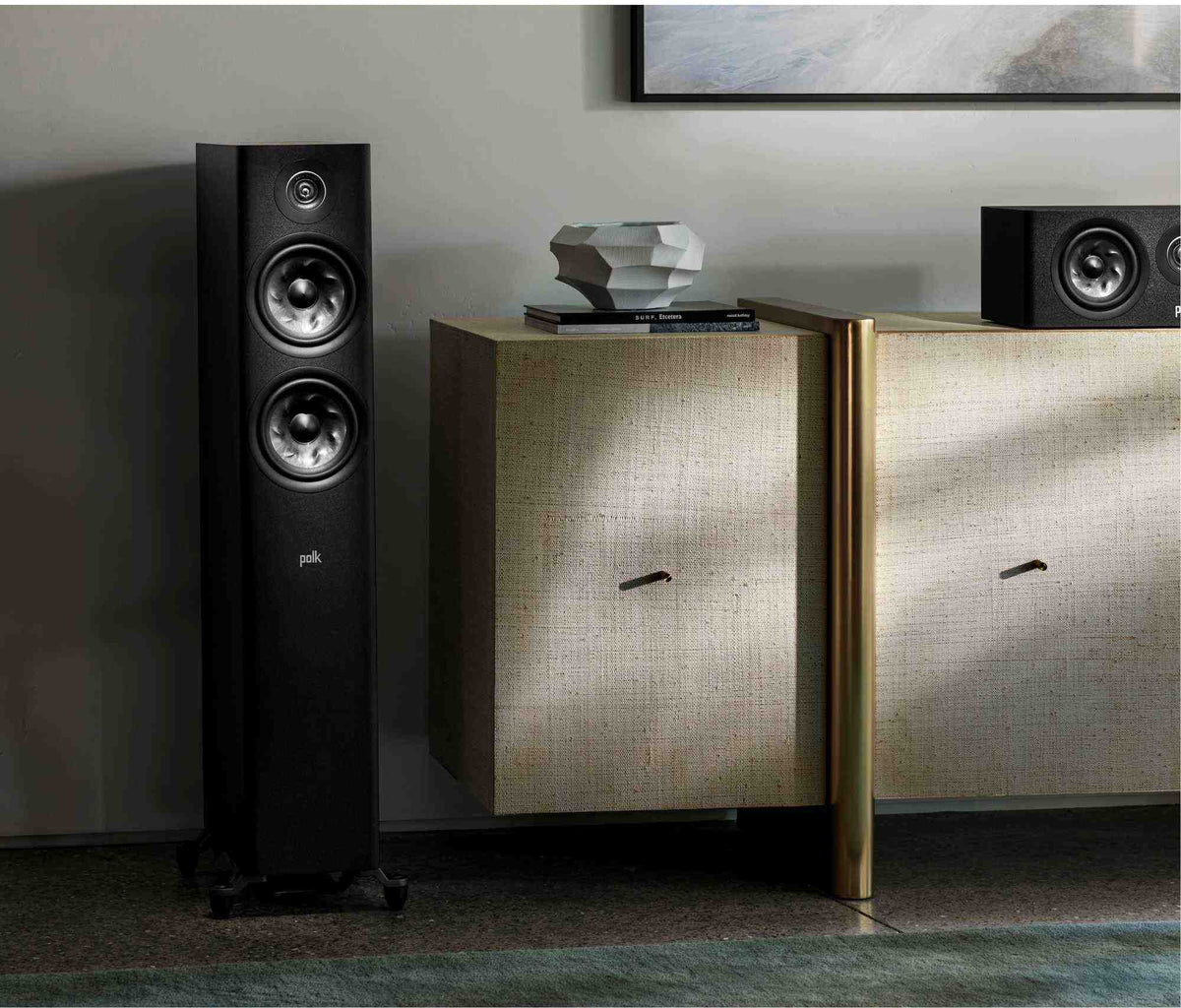 Polk Audio Reserve R600 juodos spalvos grindinė kolonėlė, vaizdas interjere iš kitos pusės