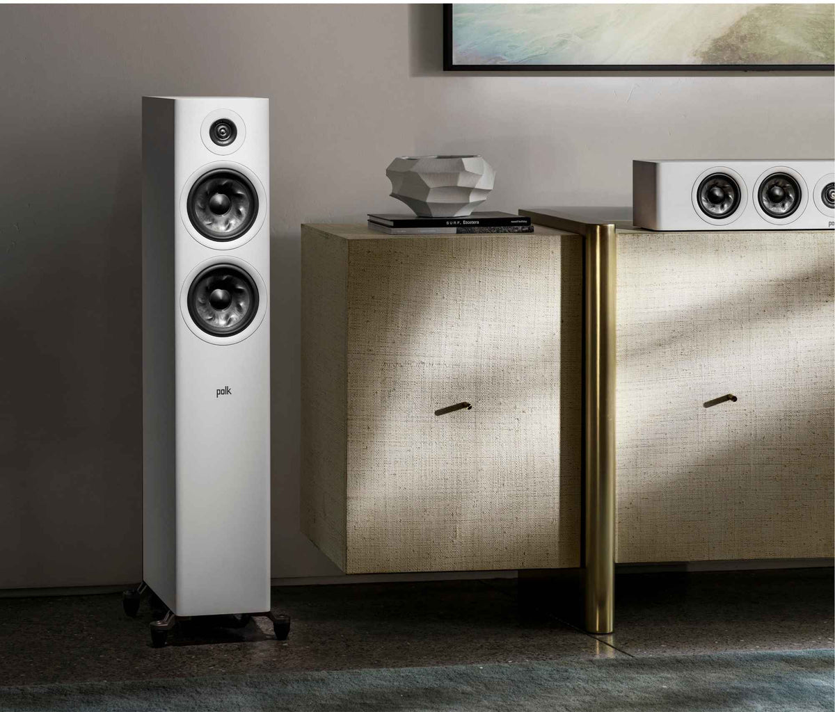 Polk Audio Reserve R600 baltos spalvos grindinė kolonėlė, vaizdas interjere iš kitos pusės