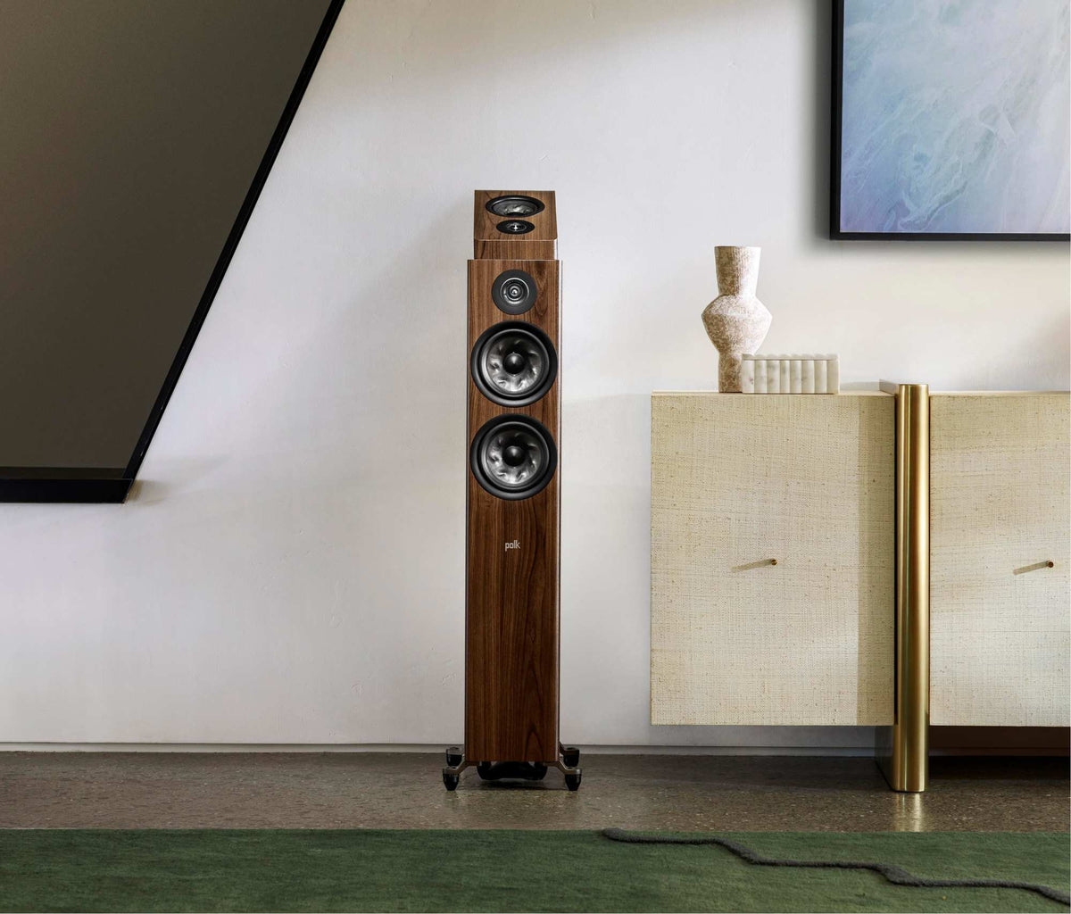 Polk Audio Reserve R600 riešutmedžio apdailos grindinė kolonėlė, vaizdas interjere