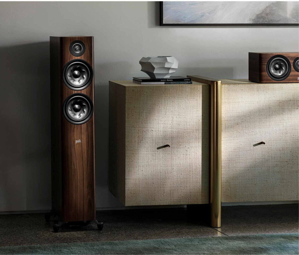 Polk Audio Reserve R600 riešutmedžio apdailos grindinė kolonėlė, vaizdas interjere iš kitos pusės