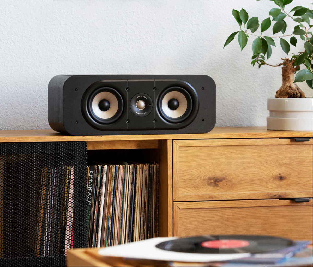 Polk Audio Signature Elite ES30 juodos centrinės kolonėlės, vaizdas interjere